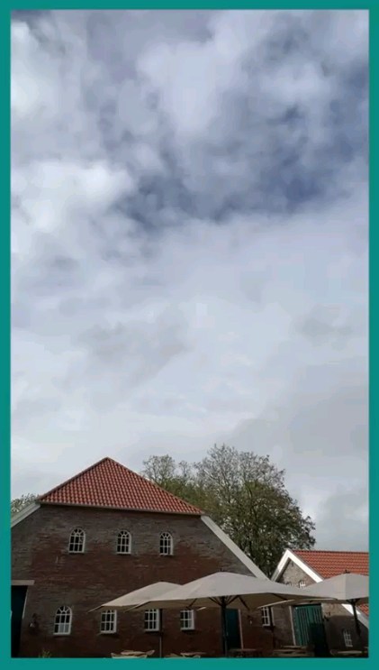 Fahnhusener Str. 41, 26409 Wittmund

22.10. – Eröffnung: 🍾🎂🌮Livemusik @helmutbengen, Regional-Markt mit leckeren und schönen Produkten aus Ostfriesland, Tag der offenen Tür und Kurzvorträgen. ✨

Von 11-18 Uhr – Parken 750m vor dem Hof. Es gibt einen Oldtimer-Shuttle Bus, der Euch vom Parkplatz zum Hof bringt. Die ganze Veranstaltung ist überdacht, also auch bei Schlechtwetter freuen wir uns auf Euch und heizen die Kamine 🔥🙌 zum Aufwärmen schonmal an. Bei gutem Wetter empfehlen wir natürlich die Anreise mit dem Fahrrad. 🚴‍♀️

Und dann ist es so weit: zum ersten Mal öffnen wir die Türen von Fahnhusen für Euch alle. Wir sind wahnsinnig stolz und froh über die vielen Teilnehmerinnen unseres Regionalmarktes, die sich bereit erklärt haben unsere Eröffnungsfeier mit ihren tollen Angeboten zu begleiten. 

Mit dabei sind: @hof_fass mit dem @unverpackt.ostfriesland Watt'n'Wagen zum Einkaufen toller Spezialitäten von Unverpackt und dem, was Hof Fass an Käse, Wurst und Aufstrichen schönes zu bieten hat (und natürlich frisch gegrillten Pfannenkäse! mit @kaminland_ostfriesland) @lekkers_ut_ostfreesland von der @lebenshilfe_leer, die wunderbare Menüs und Speisen – fleischig bis vegan – zusammengestellt haben – und der Florist @siebenjochensowie Nicol Onkel mit @deko_statt_schuhe und @elsbeths_waffelglueck, die uns mit leckeren Waffeln versorgen wird, dazu @heidschnuckenschaeferei_hiller bei denen ihr zum Beispiel gemütliche Schafsfelle erwerben könnt; aber auch Salami und Fleisch – und süß zum Schluss @feine_konfitueren – sowie weitere regionale Anbieterinnen aus Ostfriesland und Blersum; feine Öle, Honig, handgemachte Filzschuhe ... wir freuen uns so sehr und sind absolut begeistert! 🔆 

Das wird ein Fest – kommt zahlreich und mit guter Laune! Wir freuen uns auf Euch! 🥹🙌🙂